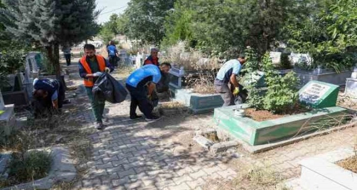 Diyarbakır’da mezarlıklarda bayram temizliği