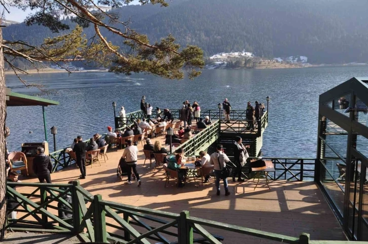 Doğa harikası Abant’ta tatilci yoğunluğu
