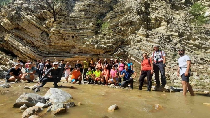 Doğa tutkunları 8 kilometrelik kanyon yürüyüşünde doyasıya eğlendi
