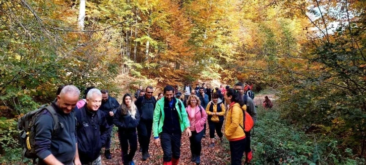 Doğa tutkunları Domaniç’in eşsiz sonbahar manzarasında yürüdü
