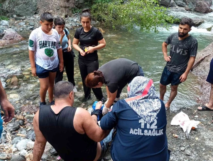 Doğa yürüyüşünde ayağı kırılan adam 4 kilometre sedyeyle taşındı
