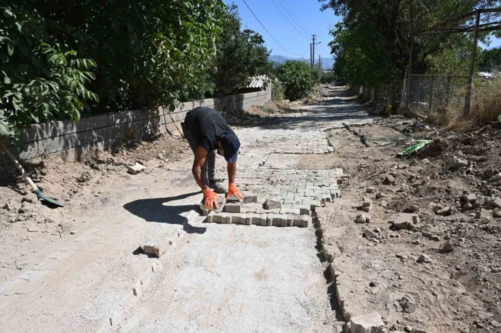 Doğalgaz nedeniyle bozulan yollarda kilit parke taşı tamirat çalışması yapılıyor
