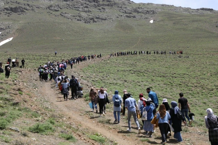 Doğaseverler 3 bin metrede halay çekip karda kaydı
