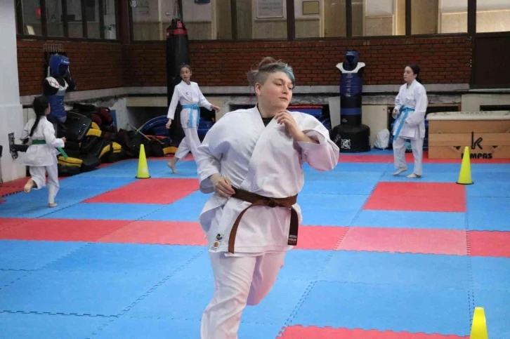 Doğuştan işitme engelli Cansu, karate yaparak hayata yeniden tutundu
