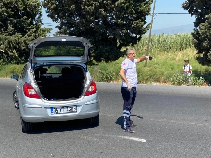 Doktor hastaya, ambulans şoförü de trafiğe müdahale etti
