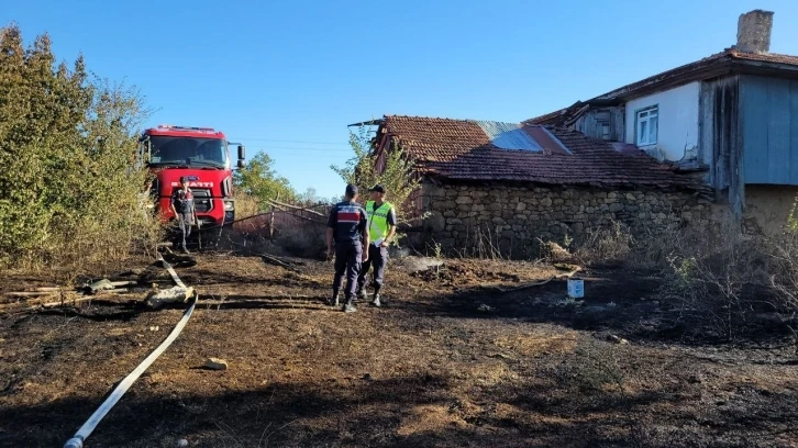 Dökülen külden çıkan yangında 3 dönümlük otluk alan zarar gördü
