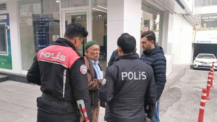 ’Dolandırıcılardan kurtaracağız’ deyip yaşlı adamı dolandırdılar
