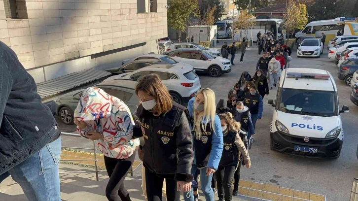 Dolandırıcılık zanlısı kadınlardan ilginç işaret ve sözler
