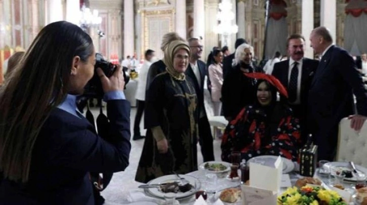 Dolmabahçe'deki iftar programından renkli kareler! Emine Erdoğan poz verdi Hülya Avşar çekti