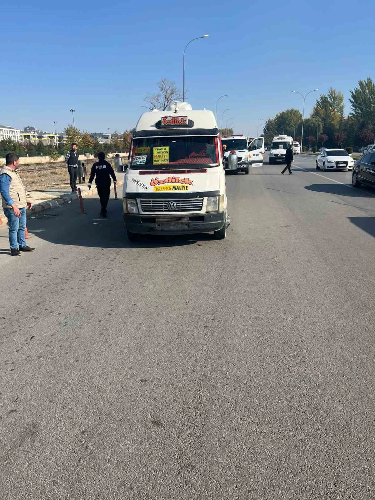 Dolmuş şoförünün aracından indirdiği yolcuları ezdiği anlar güvenlik kamerasında
