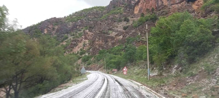 Dolu, Tunceli-Erzincan karayolunu beyaza bürürdü
