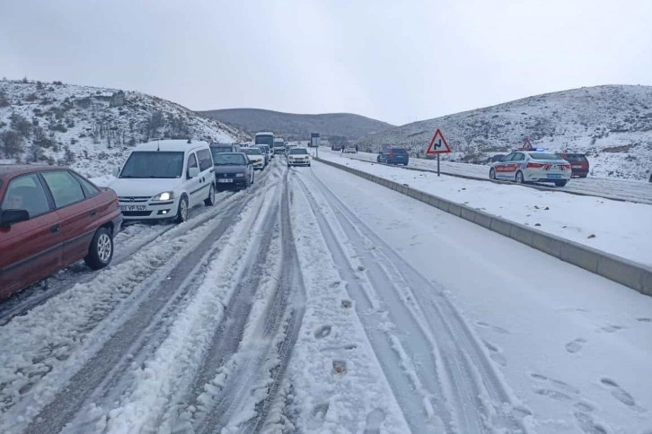 Dolu yağışı kazalara neden oldu, trafik durma noktasına geldi