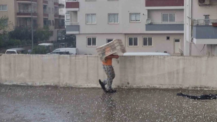 Dolu yağışında küçük çocuk plastik kasa altında eğlendi, sürücüler ağaç altına sığındı
