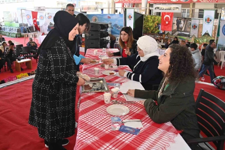 Domates temalı yemek yarışmasında birincilik için hünerlerini sergilediler
