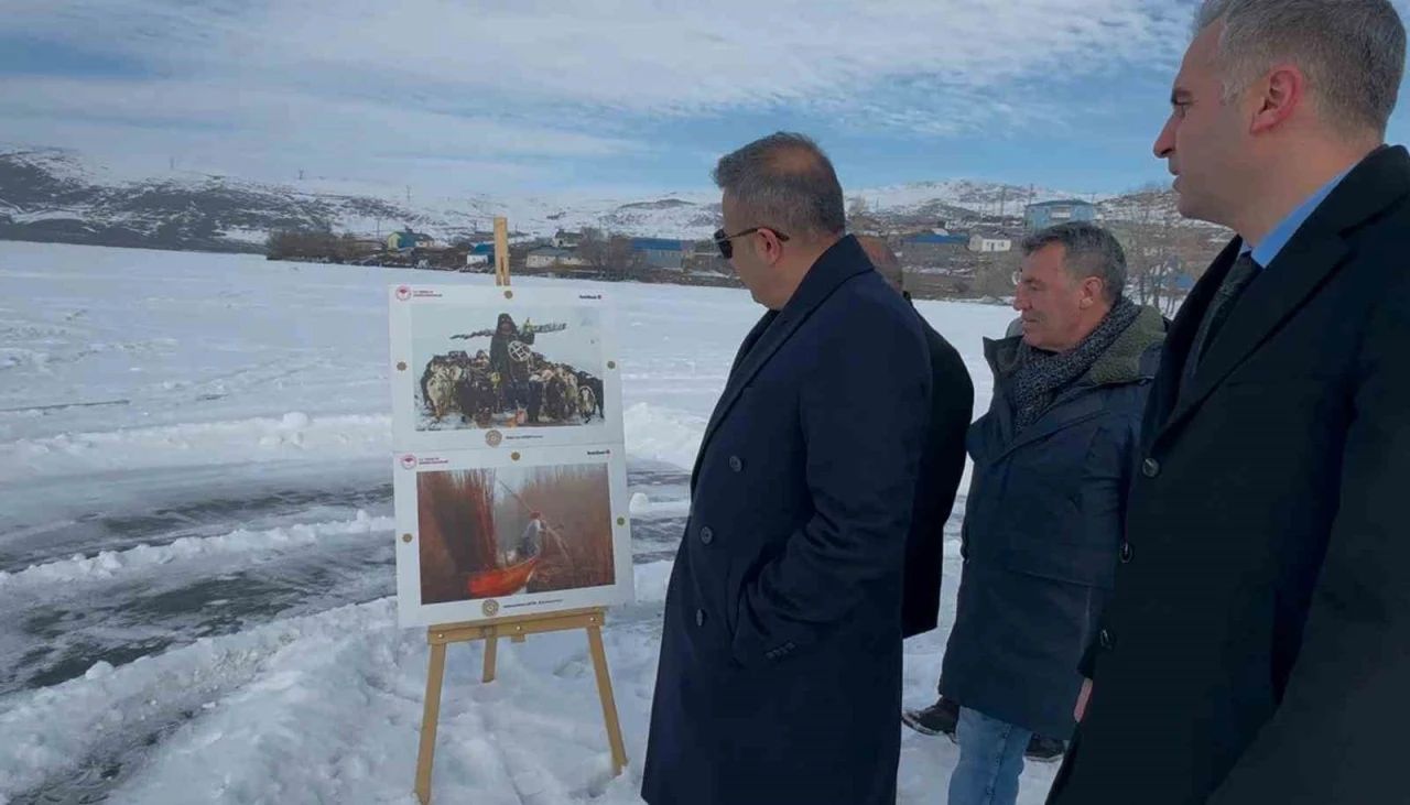 Donan göl üzerinde resim sergisi açıldı
