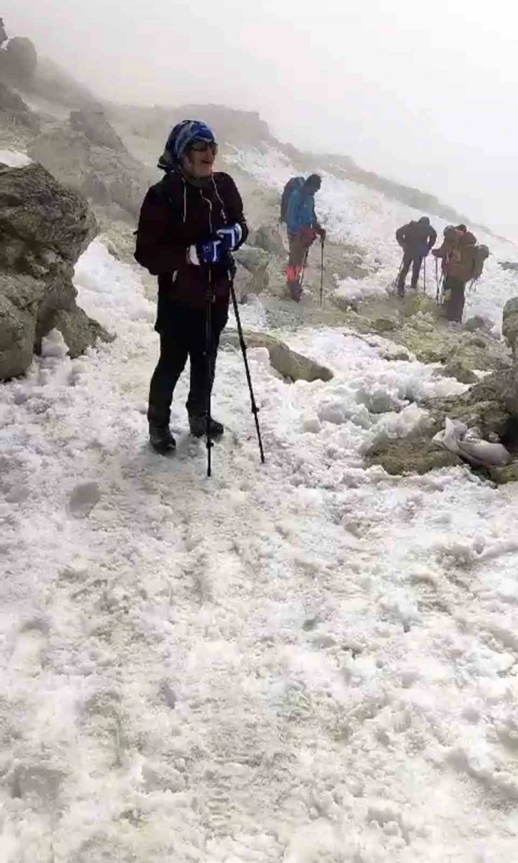 Dondurucu soğuklarda Ağrı Dağı zirvesine tırmanış
