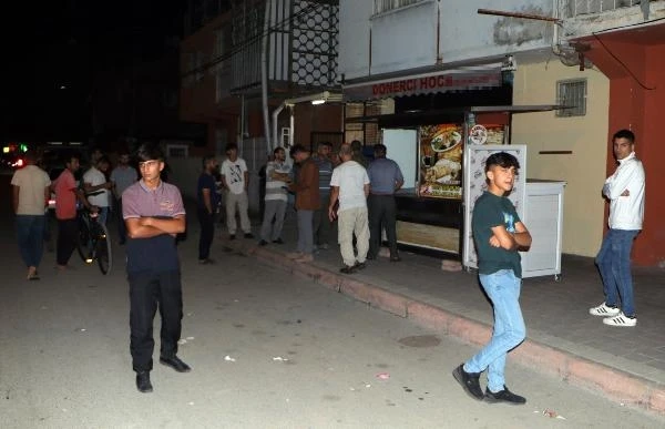 Dönerci baba ve oğlu, motosikletli şüphelilerin silahlı saldırısında yaralandı