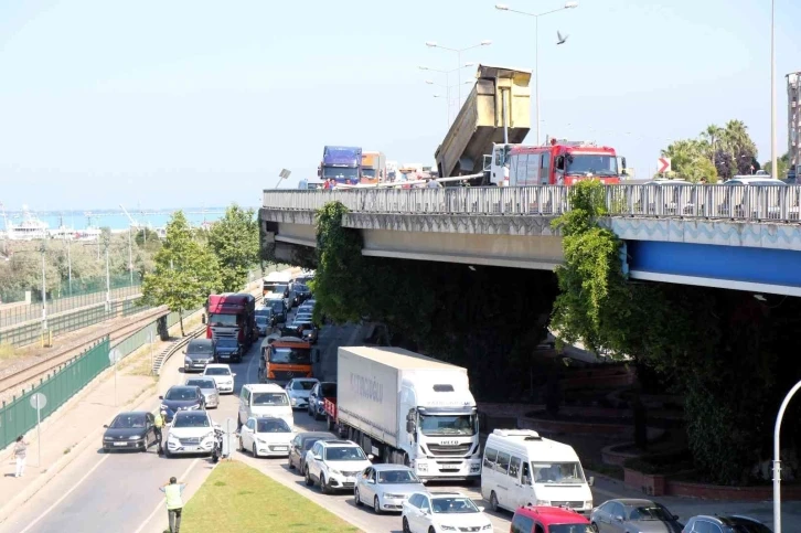 Dorsesi açılan tır levha direklerini devirdi: 1 yaralı
