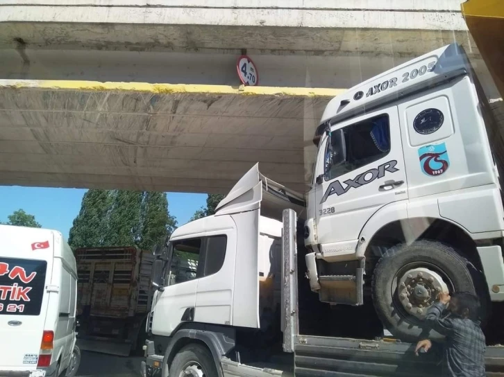 Dorsesinde kamyon yüklü tır alt geçitte mahsur kaldı
