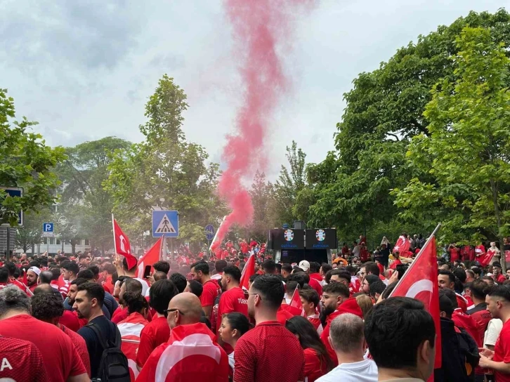 Dortmund sokakları kırmızı-beyaz

