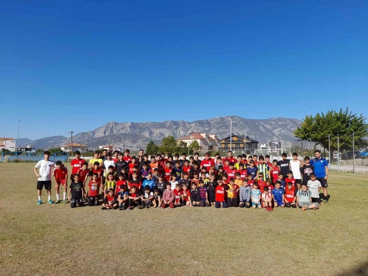 Döşemealtı Belediyesi futbol okulu 20 minik sporcuya lisans çıkarttı
