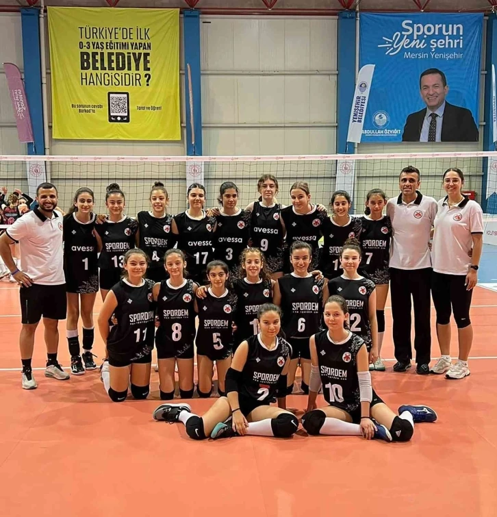 Döşemealtı Kız Voleybol Takımı yarı finalde
