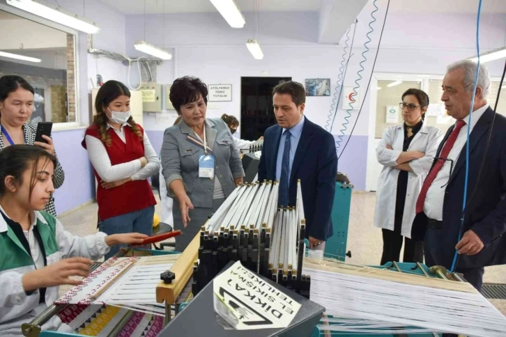 DOSTEK Koleji, Kazakistan’dan gelen ziyaretçilerini ağırladı
