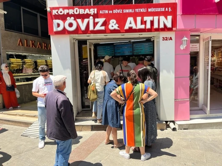 Döviz bürolarında gurbetçi yoğunluğu
