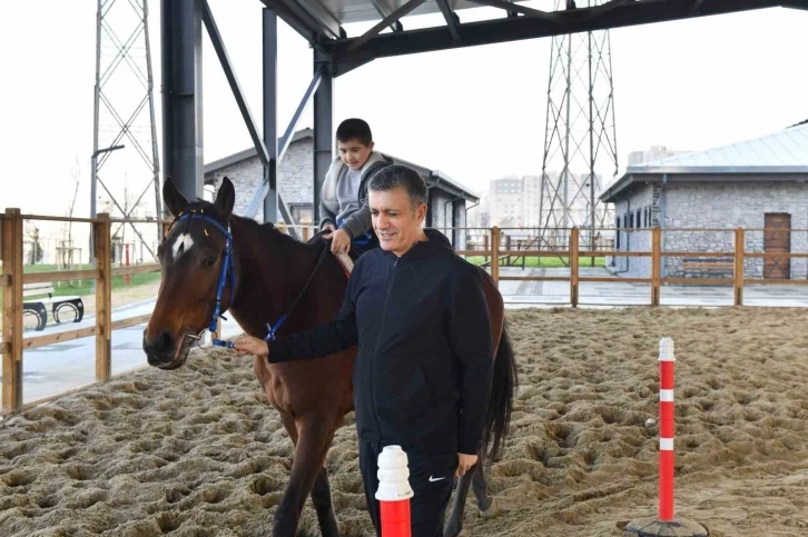 Down sendromlu Ayaz’a at üstünde terapi
