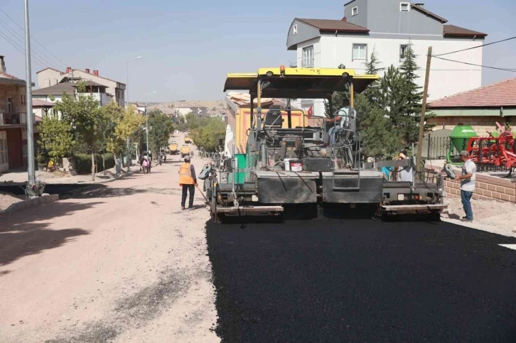 Dr. Sadık Ahmet Caddesi’ne sıcak asfalt serimi yapılıyor
