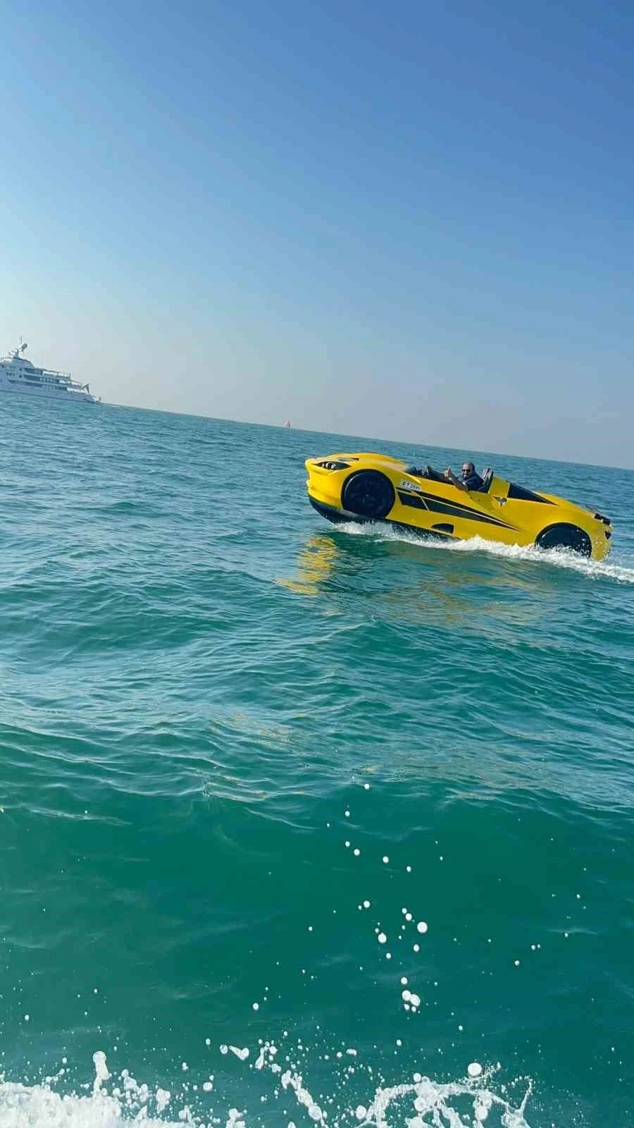 Dubai’de Ferrari görünümlü jet ski dikkat çekti
