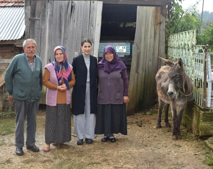 Düğün hediyesi olarak verilen eşeğe bebek gibi bakan aileye Kaymakam Kazanasmaz’dan ziyaret
