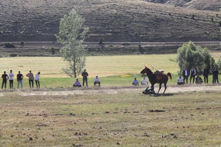 Düğün için oynanan ciritte ciritçinin attan düşmesi kameraya yansıdı
