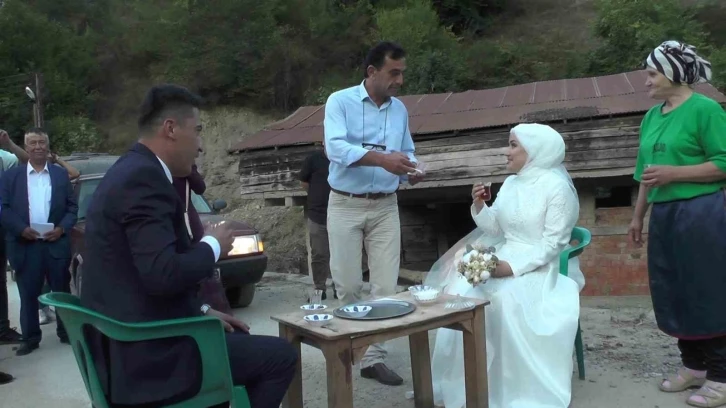 Düğün konvoyunun önü bu sefer damat ve geline bahşiş vermek için kesildi
