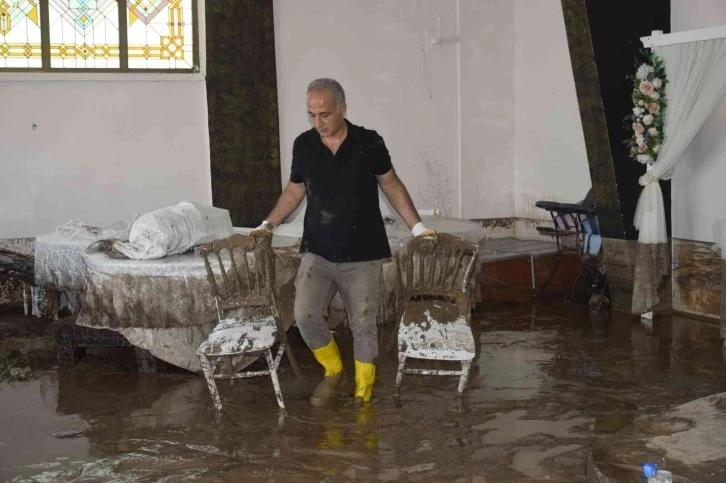 Düğün salonu, çamur salonuna döndü
