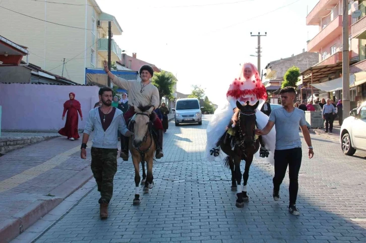 Düğün salonuna atla geldi, herkesi şaşkına çevirdi
