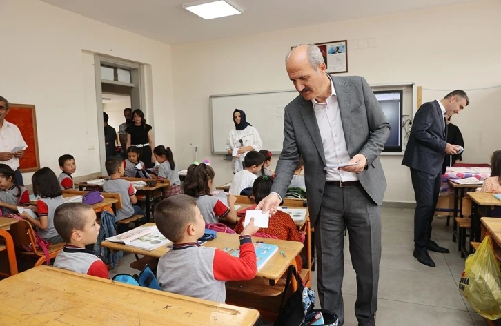 Dulkadiroğlu Belediyesi’nden ihtiyaç sahibi öğrencilere kırtasiye yardımı
