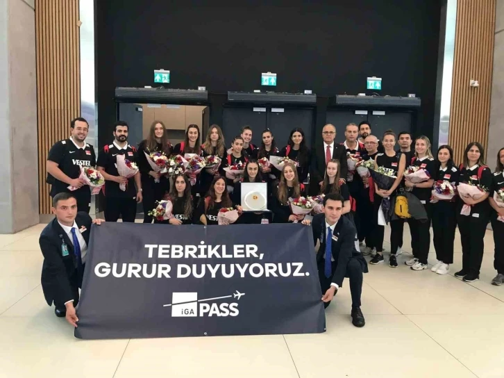 Dünya ikincisi olan U19 Kız Voleybol Milli Takımı, yurda dönüş yaptı
