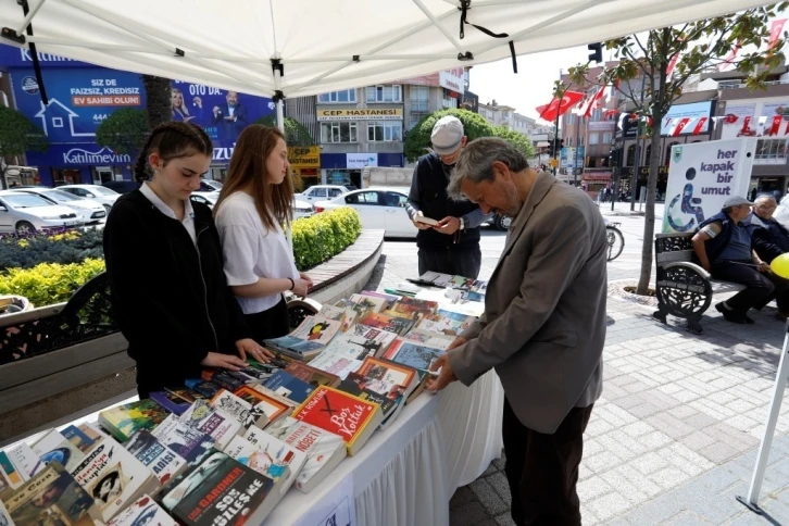 Dünya Kitap Hediye Etme Gününde 2 bin kitap dağıtıldı
