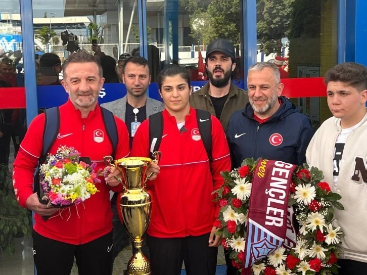 Dünya şampiyonu Busenaz Sürmeneli Trabzon’a mehteranla karşılandı
