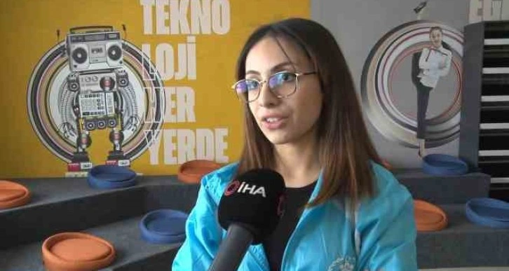 Dünya şampiyonu depremzede Esma Yıldız, ihtiyaç sahiplerinin yardımlarına koşuyor