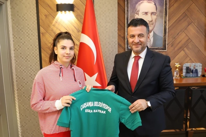 Dünya Şampiyonu Esra Bayrak, Çarşamba Belediyespor’da
