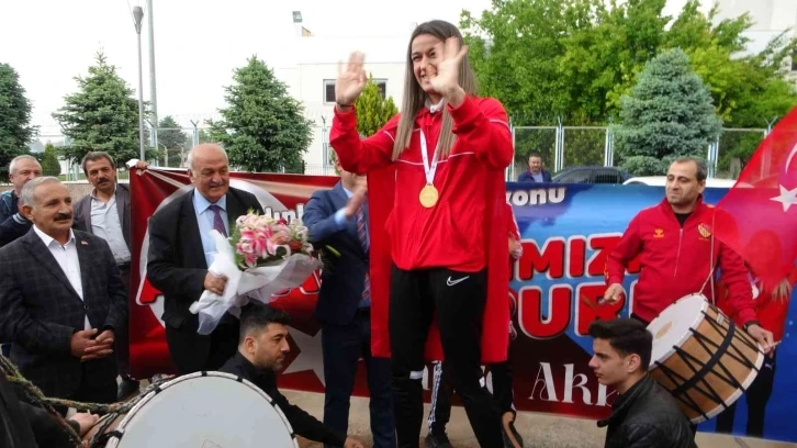 Dünya şampiyonu Hatice Akbaş’a Malatya’da coşkulu karşılama
