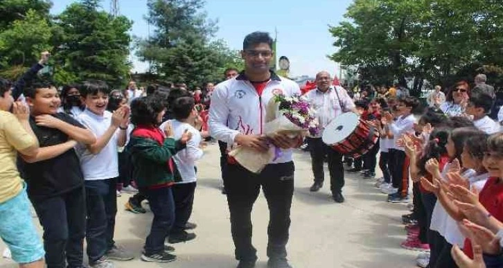 Dünya şampiyonu yüzücüye okulunda coşkulu karşılama