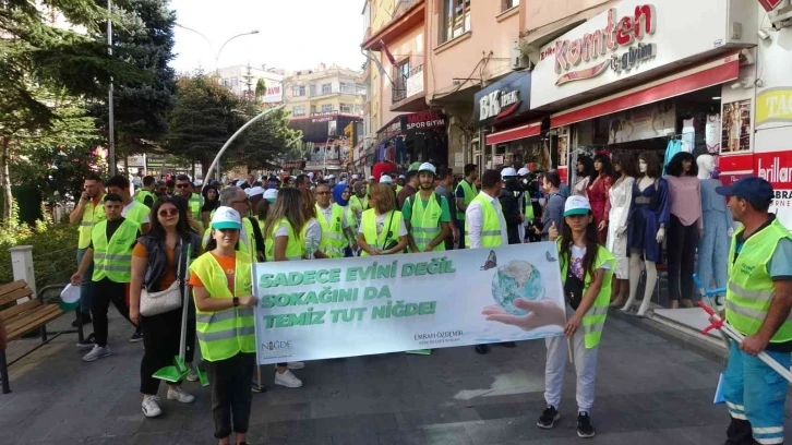 Dünya Temizlik Günü’nde esnafa süpürgeli faraş hediye ettiler
