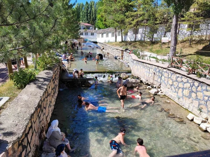 Dünyada benzeri yok, hem serinliyorlar hem şifa buluyorlar
