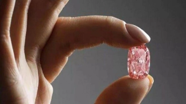 Dünyada çok az bulunan pembe elmas 20 dakika içinde 57 milyon dolara satıldı