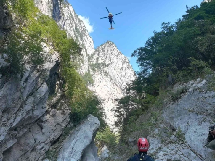 Dünyanın en derin kanyonunda mahsur kalan sporcular helikopterle kurtarıldı
