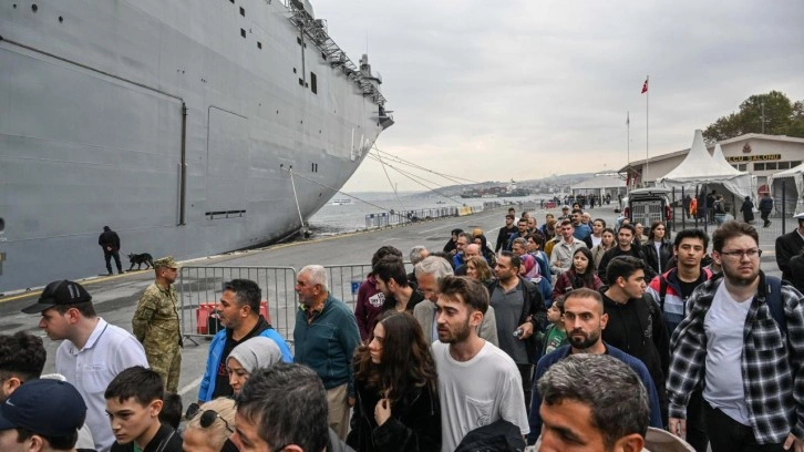 Dünyanın ilk SİHA gemisi TCG Anadolu'ya vatandaşlardan yoğun ilgi