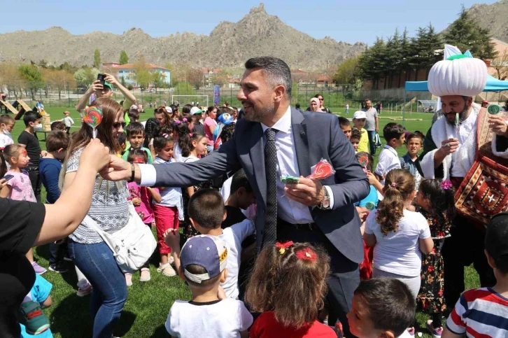 Dünyanın merkezinde “Çocuk Şenliği” başladı
